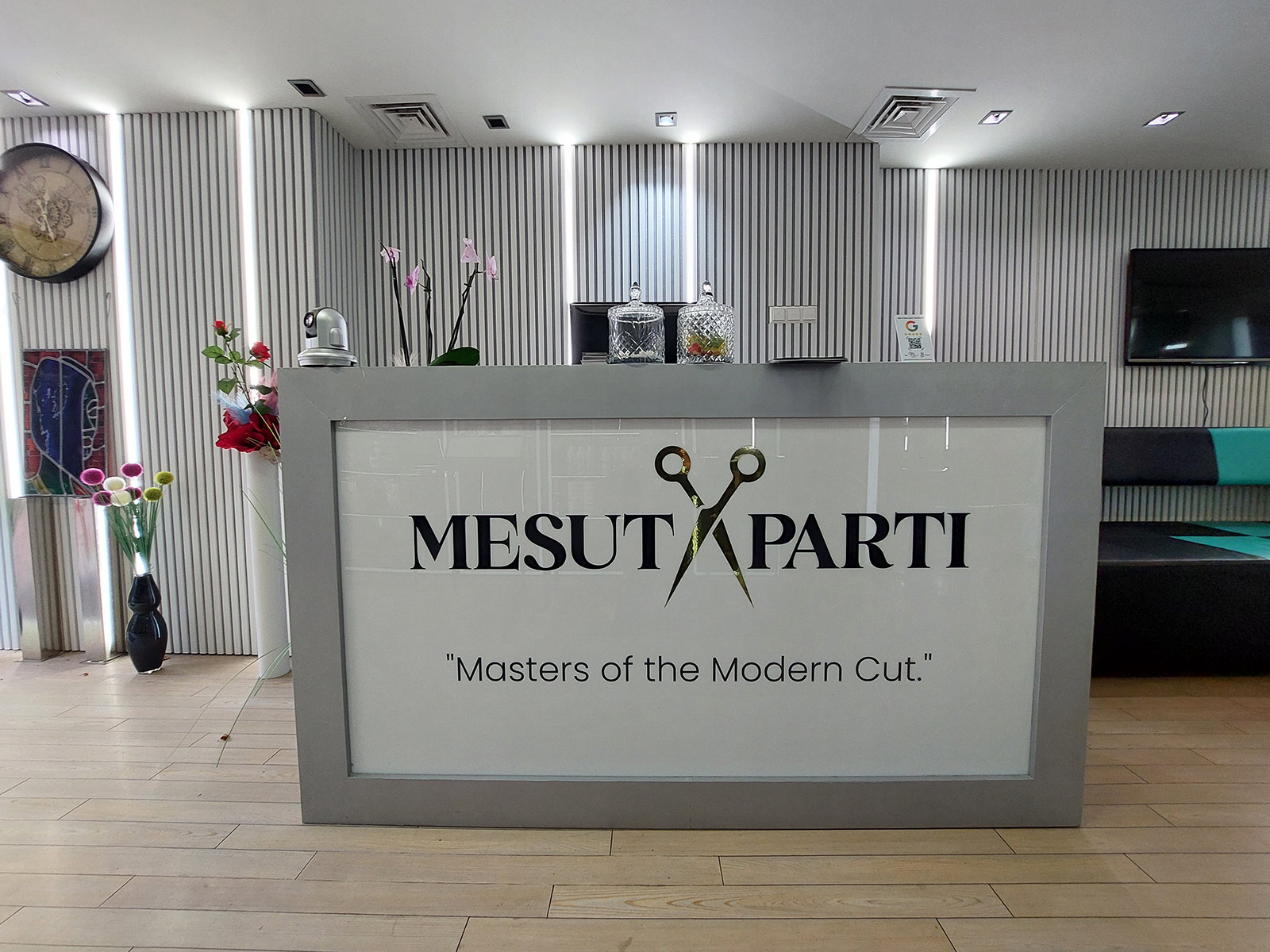 Balie met logo Mesut Parti