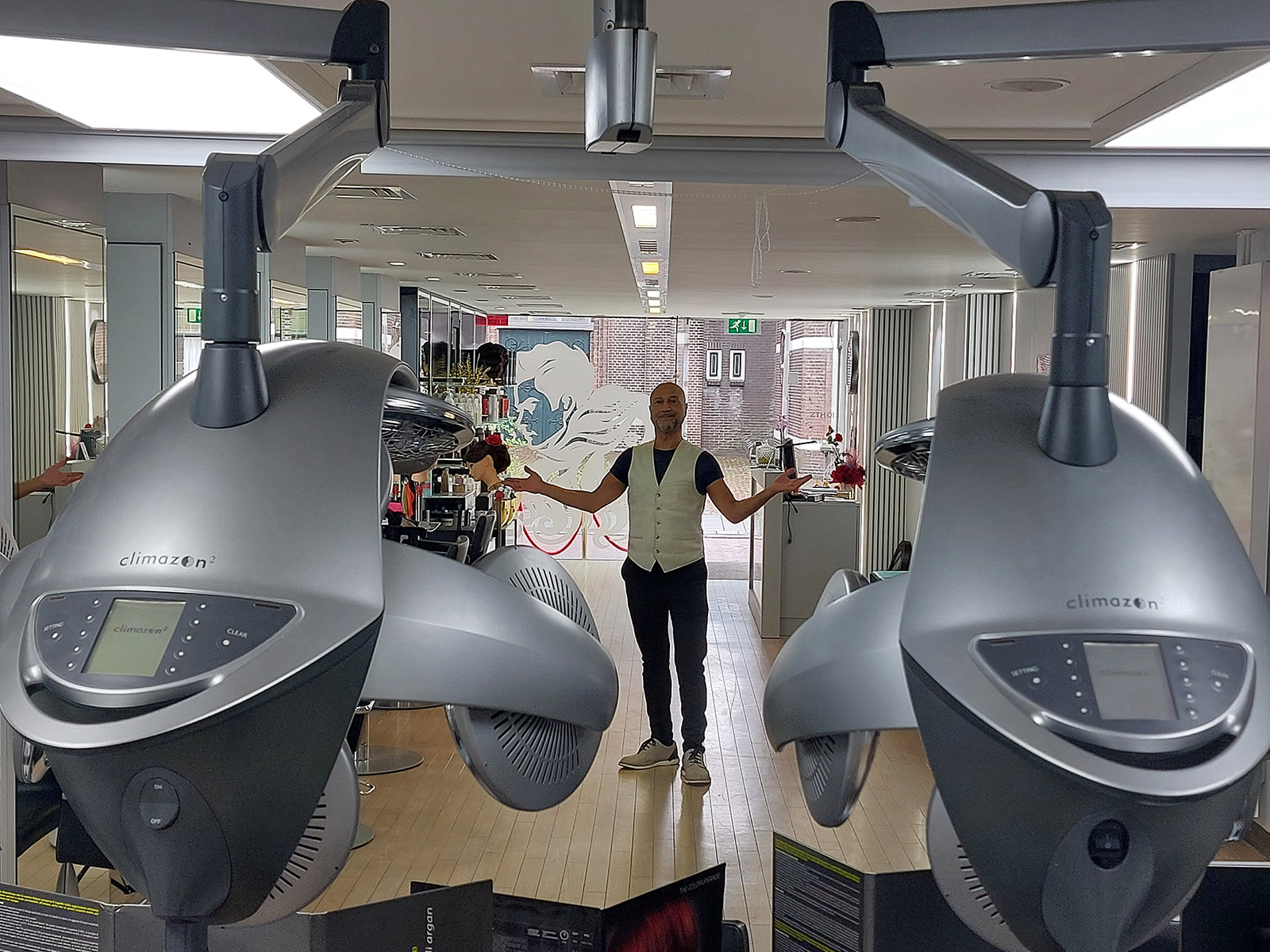 Mesut Parti in zijn salon aan de Oostzijde in Zaandam
