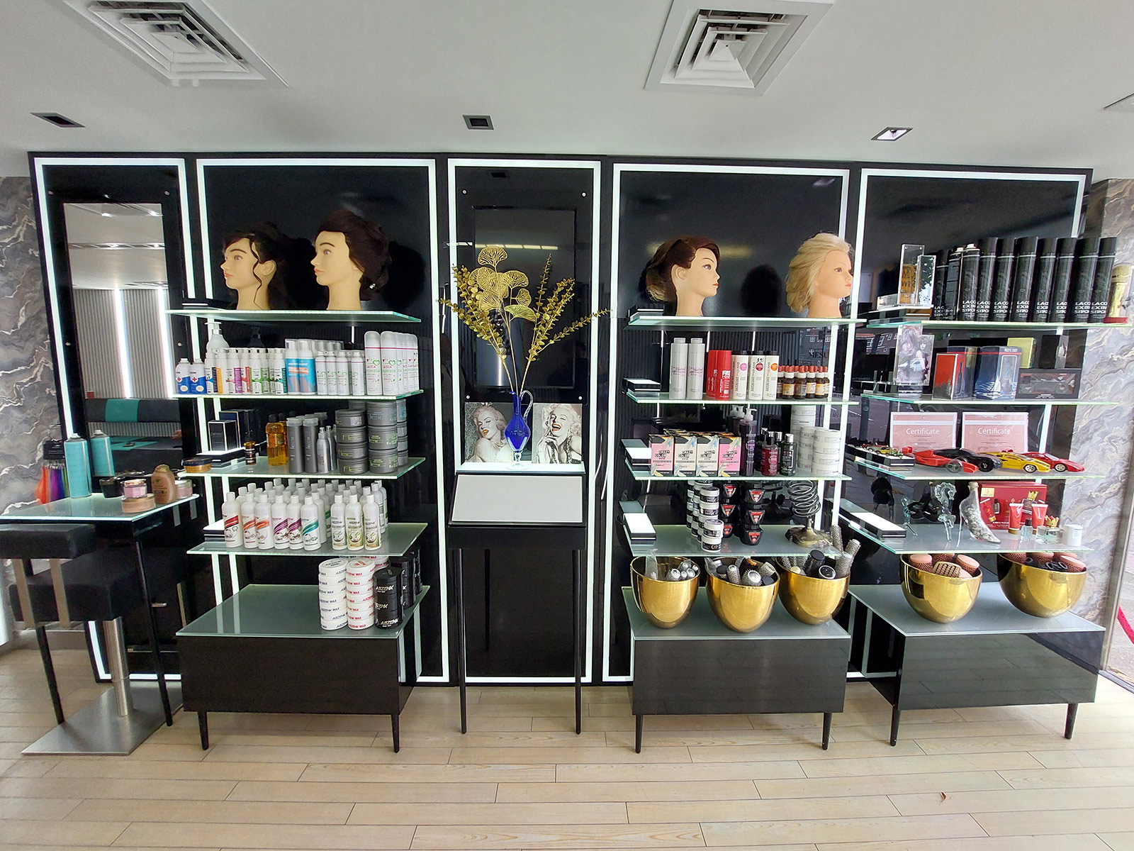 Vitrine met haarproducten